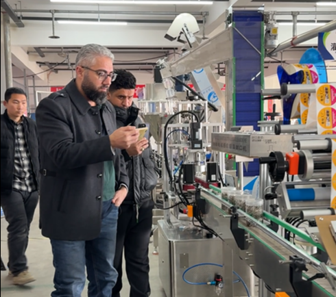 海外客戶考察德仕達(dá)智能貼標(biāo)機(jī)場景